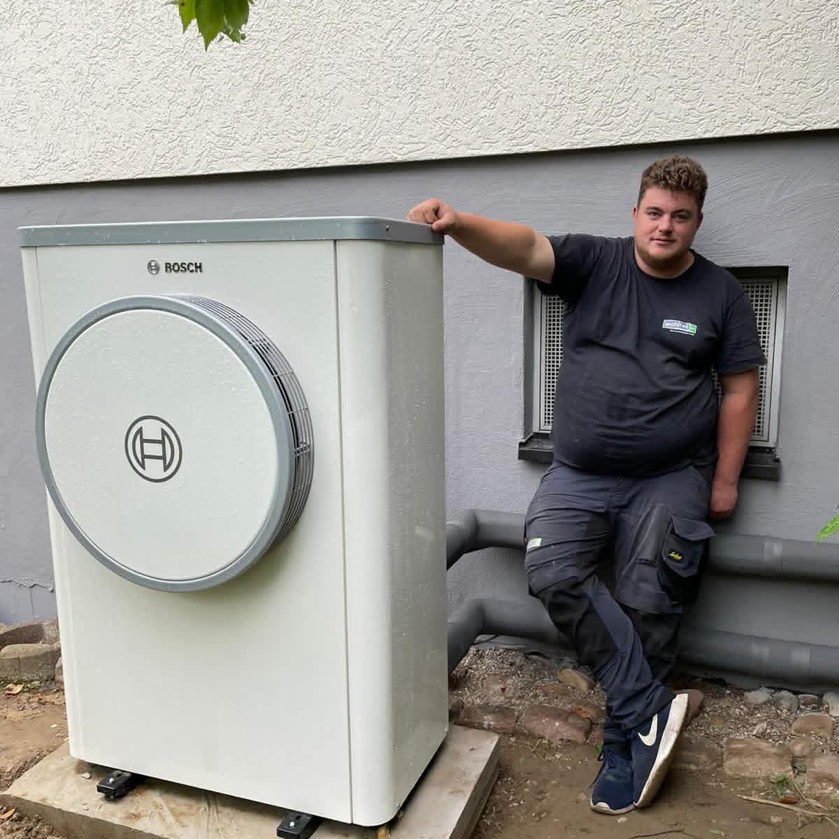 Michael Weiß mit installierter Bosch Wärmepumpe